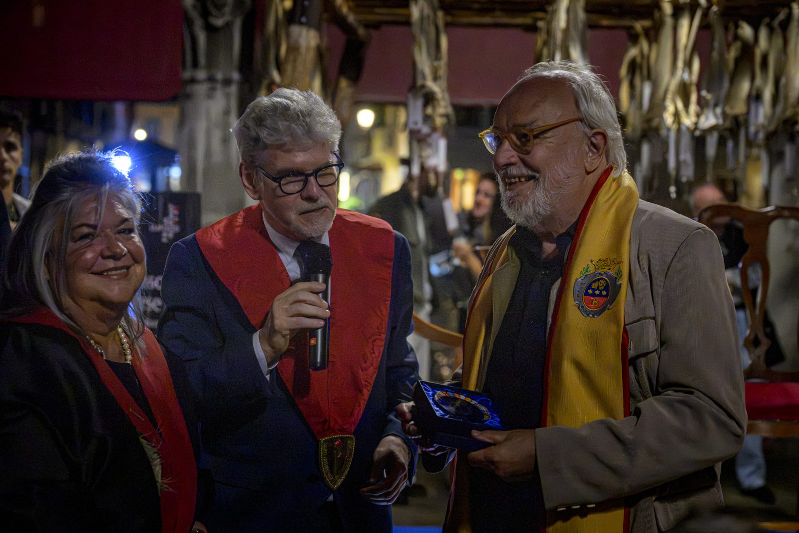Un momento della consegna dei Sigilli del Venticinquennale, al microfono fra i confratelli con la stola rossa