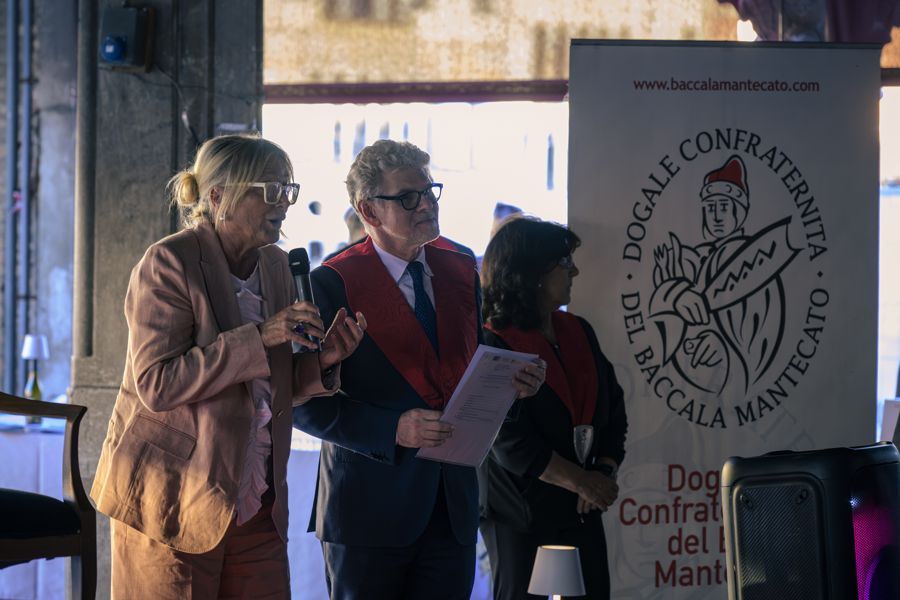 Un intervento al microfono accanto allo stendardo della Confraternita